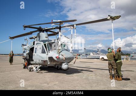 USA Marines mit Marine Light Attack Squadron (HMLA) 367, liefern UH-1Y Venom und AH-1Z Viper Helikopter für den Transport nach Kalifornien als Teil von Deployment for Training (DFT) auf der Naval Base Pearl Harbor, Hawaii, 16. Februar 2022. Das DFT ist darauf ausgelegt, den Betrieb in einer bereitgestellten Umgebung zu simulieren und die Einheit auf zukünftige Eventualitäten vorzubereiten, die während des Einsatzes auftreten können. Stockfoto