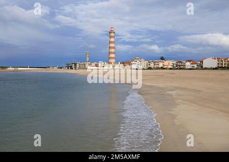 Aveiro Leuchtturm, Farol da Praia da Barra, Ilhavo, Portugal - Stadt und Stadt neben Bucht, Meer und Meer. Leuchtturmbau als Wahrzeichen. Leere BEA Stockfoto