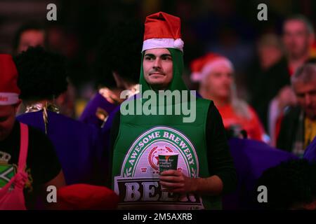 Alexandra Palace, London, Großbritannien. 27. Dezember 2022. 2022/23 PDC Cazoo World Darts Championships Day 10 Abendveranstaltung; Dart-Fans in schickem Kleid Gutschrift: Action Plus Sports/Alamy Live News Stockfoto