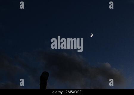 27. Dezember 2022, Cours la Ville, Auvergne Rhone Alpes, Frankreich: Ein Mondhalbmond. Am 27. Dezember ist der Mond zu 17 Prozent sichtbar. (Kreditbild: © Adrien Fillon/ZUMA Press Wire) Stockfoto