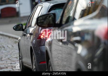 Reihen von verschiedenen Autos geparkt entlang der Straße in überfüllten Stadt, Nahaufnahme, selektive Fokus Stockfoto