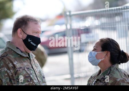 Generalleutnant Richard W. Scobee, Chef des Luftwaffenreservats und Befehlshaber des Luftwaffenreservekommandos, trifft sich mit LT. April Doolittle, Bürgermeister der Task Force Liberty, auf der Joint Base McGuire-Dix-Lakehurst, New Jersey, 17. Februar 2022. Das Verteidigungsministerium, durch die USA Das Northern Command und zur Unterstützung des Department of Homeland Security bietet so schnell wie möglich Transport, temporäre Unterbringung, medizinische Untersuchungen und allgemeine Unterstützung für mindestens 11.000 afghanische Evakuierte in Liberty Village in permanenten oder temporären Strukturen. Diese Initiative stellt afghanisches Personal zur Verfügung Stockfoto