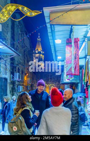 Jerusalem, Israel - 24. Dezember 2022: Weihnachtsszene in den Gassen des christlichen Viertels der Altstadt, mit Besuchern. Jerusalem, Israel Stockfoto