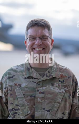 Brigg. General Adrian White, Mobilisierungsassistent des Kommandanten, USA Air Force Expeditionary Center, Joint Base McGuire-Dix-Lakehurst, New Jersey, der die militärische Komponente, die die vom Department of Homeland Security geleitete Operation in Liberty Village unterstützt, leitete, posiert für ein Foto auf Joint Base McGuire-Dix-Lakehurst, New Jersey, 17. Februar 2022. Das Verteidigungsministerium, durch die USA Das Northern Command und zur Unterstützung des Department of Homeland Security bietet Transport, temporäre Unterbringung, medizinische Untersuchungen und allgemeine Unterstützung für mindestens 11.000 afghanische Evakuierte in L Stockfoto