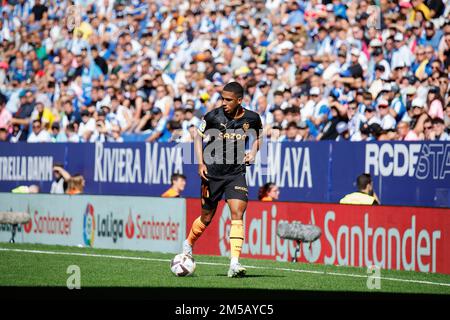 BARCELONA – Okt 2: Samuel Lino in Aktion beim Spiel La Liga zwischen RCD Espanyol und Valencia CF im RCDE-Stadion am 2. Oktober 2022 in Barcelona Stockfoto