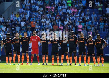 BARCELONA – Okt 2: Vor dem Spiel La Liga zwischen RCD Espanyol und Valencia CF halten die Spieler am Oktober im RCDE-Stadion eine Schweigeminute Stockfoto