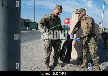 USA Flugzeuge, die der 386. Expeditionary Medical Group zugeteilt sind, sammeln Müll rund um das EMDG-Gebäude am Ali Al Salem Air Base, Kuwait, 17. Februar 2022. Einheiten auf der Basis sammeln Müll für das Verschönerungsprogramm der Basis. Stockfoto