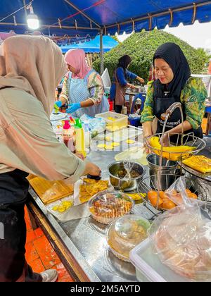 Mueang, Phuket Island, Thailand, muslimische Touristen, Frauen, die thailändisches Streetfood beim Nationalkonstitutionstag verkaufen, Stockfoto