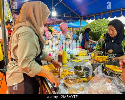 Mueang, Phuket Island, Thailand, muslimische Frauen, die Thai Street Food am Tag der Verfassung verkaufen, muslimische Touristen Asien Stockfoto