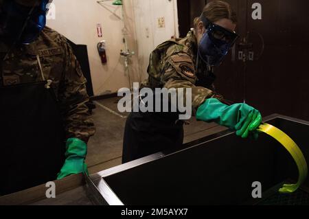 Airman 1. Class Hunter Trowbridge, 51. Maintenance Squadron Nondestructive Inspection (NDI) Lehrling, taucht ein Flugzeugteil in Eindringmittel am Osan Air Base, Republik Korea, 17. Februar 2022. Eindringmittel wird verwendet, um Unstetigkeiten wie Risse an Teilen aus nicht porösen Materialien zu erkennen. Diese Nachweismethode wird dadurch ermöglicht, dass das Eindringmittel in die Oberfläche des Materials eindringen kann, an dem der Fehler festgestellt wird. Stockfoto