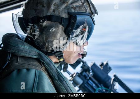 USA Marine Corps Sgt. William Ton, ein Crewchef, der dem Marine Attack Light Attack Helicopter Squadron 469, Marine Aircraft Group 39, 3. Marine Aircraft Wing (MAW) zugeteilt wurde, benachrichtigt die Piloten über ihre Entfernung von einem Range Support Craft während eines Helikopterbesuchs, Und Anfallstraining auf einem UH-1Y-Gift vor der Küste von San Clemente Island, Kalifornien, 17. Februar 2022. Winter Fury 22 bietet den Marines von 3. MAW realistische, relevante Schulungsmöglichkeiten, die notwendig sind, um auf jede Krise auf der ganzen Welt zu reagieren und in einem stark umkämpften maritimen Konflikt entschieden zu gewinnen. Stockfoto