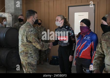 USA Air Force LT. General Marc H. Sasseville, Vice Chief des National Guard Bureau, Left, gratuliert SPC. Sydney Kautz, von der 188. Engineer Company der North Dakota Army National Guard, Auf ihrem ersten Platz endet sie während einer Preisverleihung bei der Biathlon-Meisterschaft des Chief of the National Guard Bureau, die vom 11. Bis 17. Februar 2022 in Camp Ripley, Minnesota, stattfindet. Sie war auch in dem vierköpfigen North Dakota Team, das mit mehreren individuellen und Gruppenauszeichnungen bei verschiedenen Biathlon-Veranstaltungen die zweite in der Kategorie der Frauen insgesamt erreichte. Stockfoto