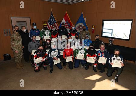 ICH Generalleutnant Marc H. Sasseville, der stellvertretende Chef der Nationalgarde, links, Und Chief Master Sgt. Tony L. Whitehead, Senior Enlisted Advisor der Nationalgarde, steht hinten rechts neben den Athleten der Nationalgarde, die für das All-Guard Biathlon Team ausgewählt wurden, basierend auf ihren Ergebnissen bei der Chief of the National Guard Bureau Biathlon Championship, die in Camp Ripley, Minnesota, vom 11. Bis 17. Februar 2022 stattfand. Stockfoto