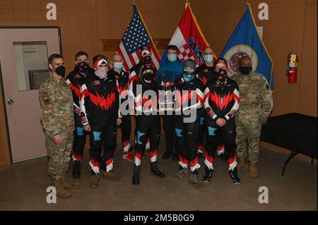 USA Generalleutnant Marc H. Sasseville, Vizevorsteher der Nationalgarde, Left, und Chief Master Sgt. Tony L. Whitehead, der hochrangige Berater der Nationalgarde, Steh mit dem Biathlon-Team der Nationalgarde in Minnesota zusammen und präsentiere die Kort Plantenberg Trophäe für den ersten Platz, zusammen mit Männern und Frauen Champion des Chief of the National Guard Bureau Biathlon Championship, der vom 11. Bis 17. Februar 2022 in Camp Ripley, Minnesota, stattfindet. Stockfoto