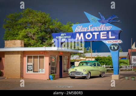 Das Blue Swallow Motel wurde 1939 erbaut und befindet sich noch immer auf der historischen Route 66 in Tucumcari, New Mexico. Stockfoto