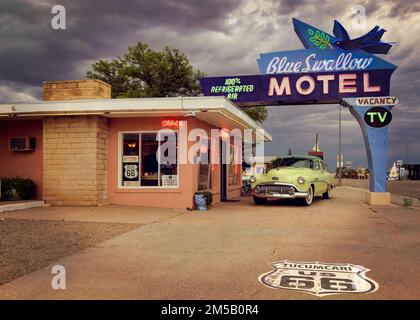 Das Blue Swallow Motel wurde 1939 erbaut und befindet sich noch immer auf der historischen Route 66 in Tucumcari, New Mexico. Stockfoto