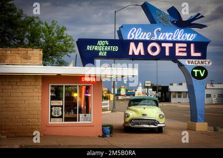 Das Blue Swallow Motel wurde 1939 erbaut und befindet sich noch immer auf der historischen Route 66 in Tucumcari, New Mexico. Stockfoto