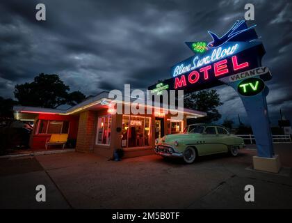 Das Blue Swallow Motel wurde 1939 erbaut und befindet sich noch immer auf der historischen Route 66 in Tucumcari, New Mexico. Stockfoto