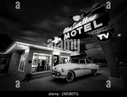 Das Blue Swallow Motel wurde 1939 erbaut und befindet sich noch immer auf der historischen Route 66 in Tucumcari, New Mexico. Stockfoto