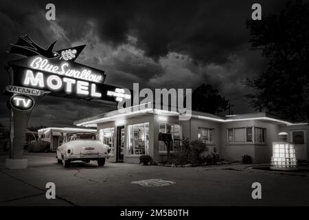 Das Blue Swallow Motel wurde 1939 erbaut und befindet sich noch immer auf der historischen Route 66 in Tucumcari, New Mexico. Stockfoto