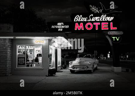 Das Blue Swallow Motel wurde 1939 erbaut und befindet sich noch immer auf der historischen Route 66 in Tucumcari, New Mexico. Stockfoto