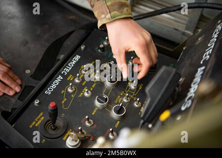 Senior Airman Ezra Chavez, 8. Civil Engineer Squadron Explosive Ordnance Disposal Team Mitglied betreibt die EOD F6 Roboterplattform am Kunsan Air Base, Republik Korea, 17. Februar 2022. Routinemäßige Schulungen zum Roboterbetrieb sorgen dafür, dass die Fähigkeiten des EOD-Teams jederzeit präzise und kompetent bleiben. Stockfoto