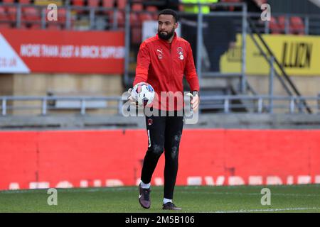 London, Großbritannien. 27. Dezember 2022. Lawrence Vigouroux aus Leyton Orient wärmt sich auf, bevor es anlässlich des EFL Sky Bet League 2-Spiels zwischen Leyton Orient und Stevenage am 27. Dezember 2022 im Matchroom Stadium in London, England, losgeht. Foto von Carlton Myrie. Nur redaktionelle Verwendung, Lizenz für kommerzielle Verwendung erforderlich. Keine Verwendung bei Wetten, Spielen oder Veröffentlichungen von Clubs/Ligen/Spielern. Kredit: UK Sports Pics Ltd/Alamy Live News Stockfoto