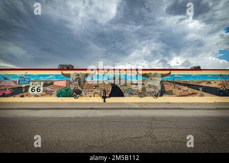 Dieses große und wunderschöne Wandgemälde von Doug und Sharon Quarles befindet sich auf einer Mauer nahe der historischen Route 66 in Tucumcari, New Mexico. Stockfoto