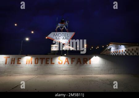 Ein abendlicher Sturm zieht sich über dem Motel Safari auf der historischen Route 66 in Tucumcari, New Mexico. Stockfoto