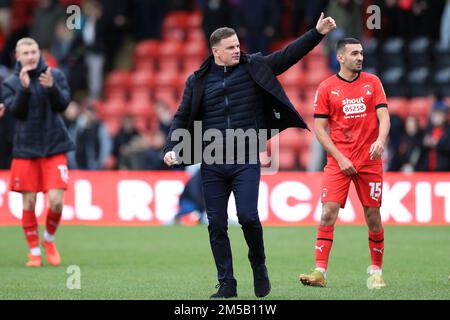 London, Großbritannien. 27. Dezember 2022. Richie Wellens, Leyton Orient Manager, begrüßt die Fans während des EFL Sky Bet League 2-Spiels zwischen Leyton Orient und Stevenage am 27. Dezember 2022 im Matchroom Stadium, London, England. Foto von Carlton Myrie. Nur redaktionelle Verwendung, Lizenz für kommerzielle Verwendung erforderlich. Keine Verwendung bei Wetten, Spielen oder Veröffentlichungen von Clubs/Ligen/Spielern. Kredit: UK Sports Pics Ltd/Alamy Live News Stockfoto