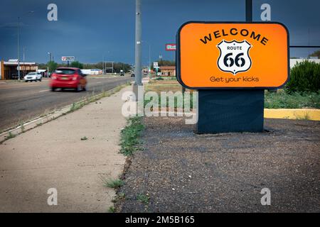 Ein Willkommensschild entlang der historischen Route 66 in Tucumcari, New Mexico. Stockfoto