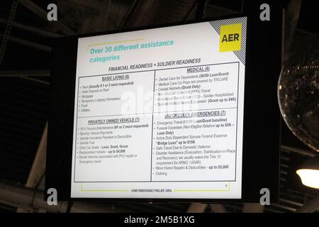 Fort McCoy-Mitarbeiter und Mitglieder der Gemeinde nehmen am 2022 Army Emergency Relief Campaign Frühstück am 17. Februar 2022 in Fort McCoy, Wisconsin, Teil. Das Frühstück half, die Spendenaktion 80. für Army Emergency Relief, oder AER, zu beginnen. Die AER-Kampagne läuft gemäß der AER-Website www.armyemergencyrelief.org von März 1 bis Mai 15. AER hilft bei der Bereitstellung von Notfinanzmitteln für Lebensmittel, Miete, Bestattungskosten, medizinische Notfallkosten und andere Bedürfnisse. (Foto: Scott T. Sturkol, Public Affairs Office, Fort McCoy, Wisconsin) Stockfoto