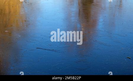 Ein gefrorener See mit Bäumen, die auf dem Eis reflektiert werden Stockfoto