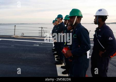 PAZIFIK (18. Februar 2022) Seeleute versammeln sich auf See und gehen vor Anker auf dem Föhn der Arleigh-Burke-Klasse-Guided-Missile Destruyer USS Fitzgerald (DDG 62). Fitzgerald ist im 7.-Flottenbereich der USA geplant, um die Interoperabilität mit Allianzen und Partnerschaften zu verbessern und gleichzeitig als einsatzbereite Einsatztruppe zur Unterstützung einer freien und offenen Region Indo-Pazifik zu fungieren. Stockfoto