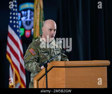 Oberstleutnant Patrick Toohey, Commander, 4. Bataillon, 1. Special Warfare Training Group (Airborne), spricht während einer ersten Regimentalformation in Fort Bragg, North Carolina, am 17. Februar 2022. Die Zeremonie markierte den Abschluss des Qualifizierungskurses für Spezialkräfte, wo Soldaten die Ehre erlangten, die grüne Baskenmütze zu tragen, die offizielle Kopfbedeckung der Spezialeinheiten. Stockfoto