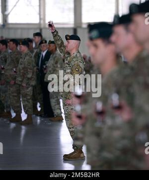 Lieutenant Colonel Patrick Toohey, Commander, 4. Bataillon, 1. Special Warfare Training Group (Airborne), spricht auf das Special Forces Regiment während einer Abschlusszeremonie in Fort Bragg, North Carolina, am 17. Februar 2022 an. Die Zeremonie markierte den Abschluss des Qualifizierungskurses für Spezialkräfte, wo Soldaten die Ehre erlangten, die grüne Baskenmütze zu tragen, die offizielle Kopfbedeckung der Spezialeinheiten. Stockfoto