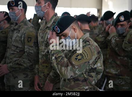 Soldaten, die den USA zugeteilt wurden Army John F. Kennedy Special Warfare Center and School trägt zum ersten Mal ihre grünen Basken während einer ersten Regimentalformation in Fort Bragg, North Carolina, am 17. Februar 2022. Die Zeremonie markierte den Abschluss des Qualifizierungskurses für Spezialkräfte, wo Soldaten die Ehre erlangten, die grüne Baskenmütze zu tragen, die offizielle Kopfbedeckung der Spezialeinheiten. Stockfoto