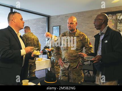 USA Army Command Sgt. Major William A. Justice, Command Sergeant Major für Division West – First Army (Zentrum), trifft sich mit Veteranen der Armee, die ihn während seiner gesamten Karriere betreut haben, während der Feier der Justice's Assumption of Responsibility Ceremony am Cameron Parade Field in Fort Hood, Texas, am 17. Februar 2021. Der Eintritt in die Justiz ist US Army pensioniert Sgt. 1. Class John Skaarup, Cybersecurity Officer des Texas Department of Transportation (links) und USA Oberstleutnant Lloyd (rechts), Wohnsitz in Killeen. Stockfoto