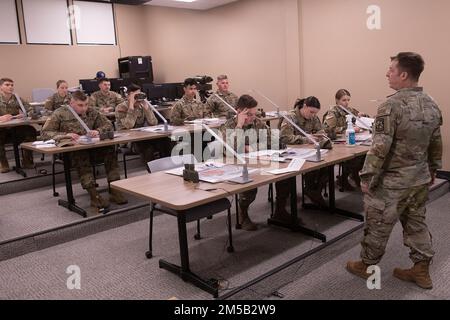 Boise State University Senior Military Science Instructor Master Sgt. Bobby Caron gibt Kadetten über das Feuer Bescheid, um im Seminarraum der Engagement Sills Trainer die Wirkung zu trainieren. Die Kadetten haben einen weiten Blick auf eine Landschaft mit Zielen, die sie lokalisieren, identifizieren und steuern sollen. Während die frühen Morgenformationen am Montag, Mittwoch und Freitag Teil des Trainings sind, verlegen die Kadetten des Bronco-Bataillons nun das routinemäßige Feldtraining von den Hügeln mit Blick auf die Stadt Boise zu Einrichtungen auf dem Gowen-Feld der Nationalgarde von Idaho und dem Obstgarten C. Stockfoto