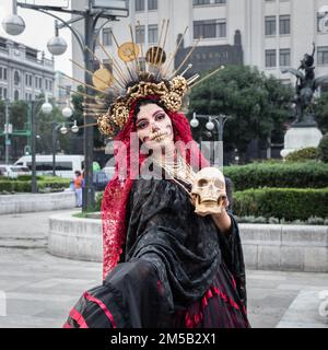 Ein Nahaufnahme-Porträt einer attraktiven Frau, die Schädelmake am Tag der Toten trägt Stockfoto