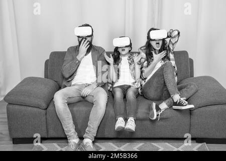 Schockiert Mutter Vater und Tochter in Virtual-Reality-Brille, Zukunftstechnologie Stockfoto