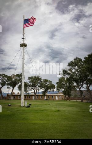 Die amerikanische Flagge fliegt über den Überresten des US-Armeepostens Fort Garland in Colorado, der 1858-1883 ein aktiver Posten in der New Mexico Terr war Stockfoto