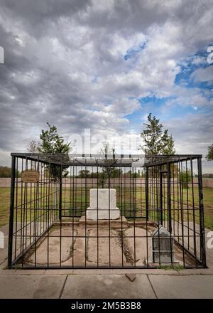 Der schwarze Stein ist das Grab von Henry McCarty, alias William H. Bonney, und Billy the Kid auf dem Old Fort Sumner Cemetery in Fort Sumner, New Mexico. Stockfoto