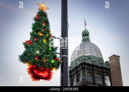 Weihnachtslichter hängen an einer Laterne, mit dem Gerichtsgebäude im Hintergrund, in Manitowoc, Wisconsin. Stockfoto