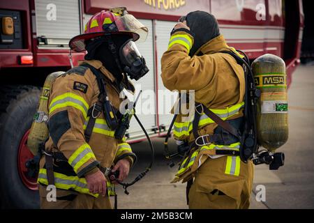 USA Flugzeuge der 6. Ziviltechniker-Staffel bereiten sich auf ein simuliertes Flugzeugunglück vor, während einer Major Accident Response Exercise (MARE) am MacDill Air Force Base, Florida, 17. Februar 2022. Der 6. Air Tanken Flügel führte die MARE durch, um die Fähigkeiten der Notfallteams der Basis zu bewerten. Stockfoto