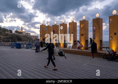 Am letzten Tag des jüdischen Chanukka-Festes in Israel passieren die Menschen eine große Menorah an der Küstenpromenade in Old Jaffa, Tel Aviv Stockfoto