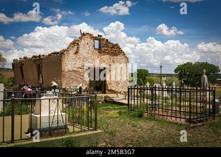 Die Ruinen der Santa Rosa de Lima Kapelle und des Friedhofs in Santa Rosa, New Mexico. Stockfoto