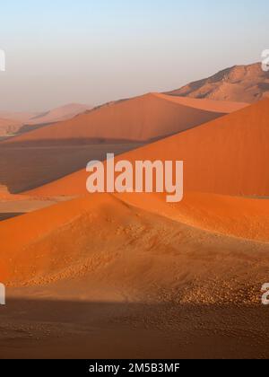 Blick von der Düne 45 im Sesriem Nationalpark Sossousvlei Wüste in Namibia bei Sonnenuntergang Stockfoto