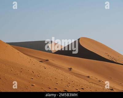 Blick von der Düne 45 im Sesriem Nationalpark Sossousvlei Wüste in Namibia bei Sonnenuntergang Stockfoto