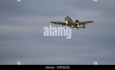 EIN US-AMERIKANISCHER Air Force A-10 Thunderbolt II fliegt über den Luftwaffenstützpunkt Davis-Monthan, Arizona, 17. Februar 2022. Das A-10 Demonstrationsteam ist eines von vier Demonstrationsteams mit einem Schiff, die unter das Luftschutzkommando fallen. Stockfoto